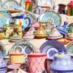 Colección de cerámica artesanal con platos, tajines y jarras pintados a mano en colores vivos