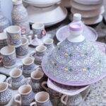 Piezas de cerámica artesanal decoradas a mano en el taller de Espacio Maneje