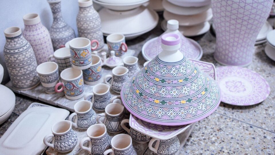 Piezas de cerámica artesanal decoradas a mano en el taller de Espacio Maneje