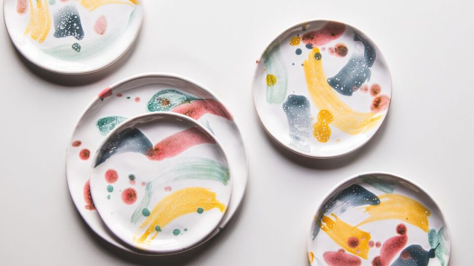Platos de cerámica artesanal decorados a mano con diseño abstracto en tonos pastel