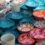 cuencos azules y multicolor echos de barro - espacio creativo