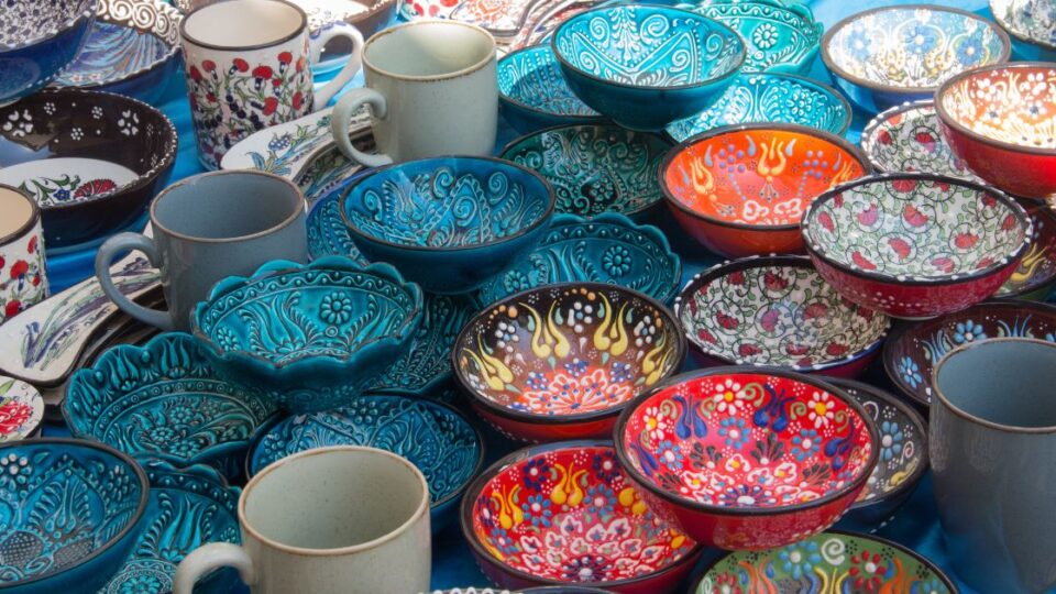 cuencos azules y multicolor echos de barro - espacio creativo