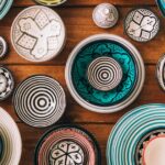 cuencos de colores echos de barro - espacio creativo