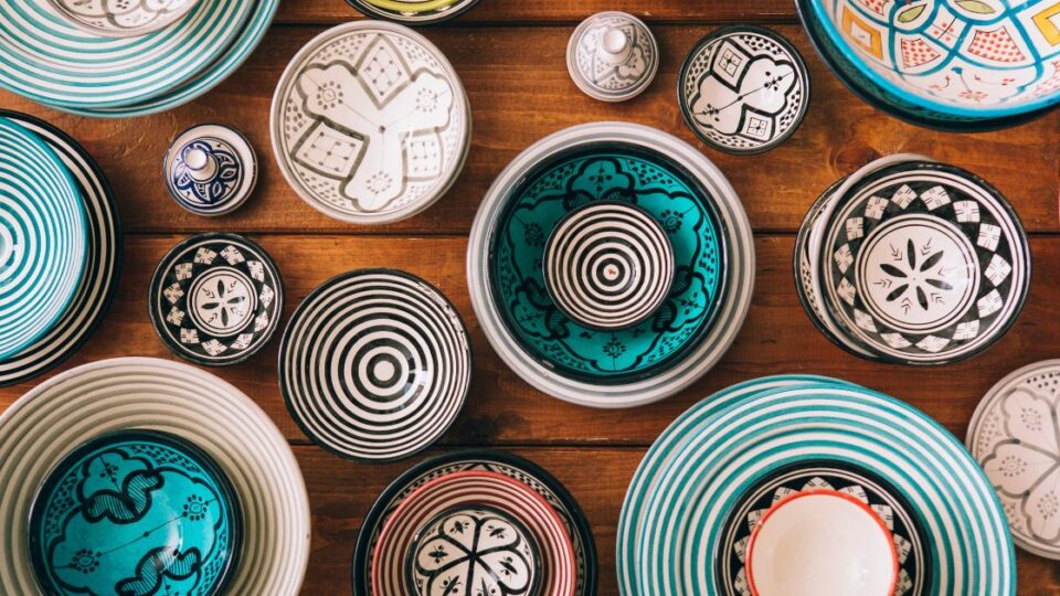 cuencos de colores echos de barro - espacio creativo