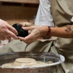 dos personas haciendo una figura de barro- espacio creativo