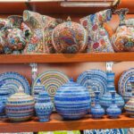 jarras de ceramica azules y multicolores- espacio creativo