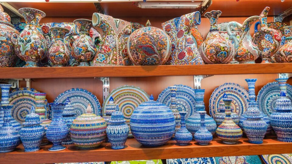 jarras de ceramica azules y multicolores- espacio creativo