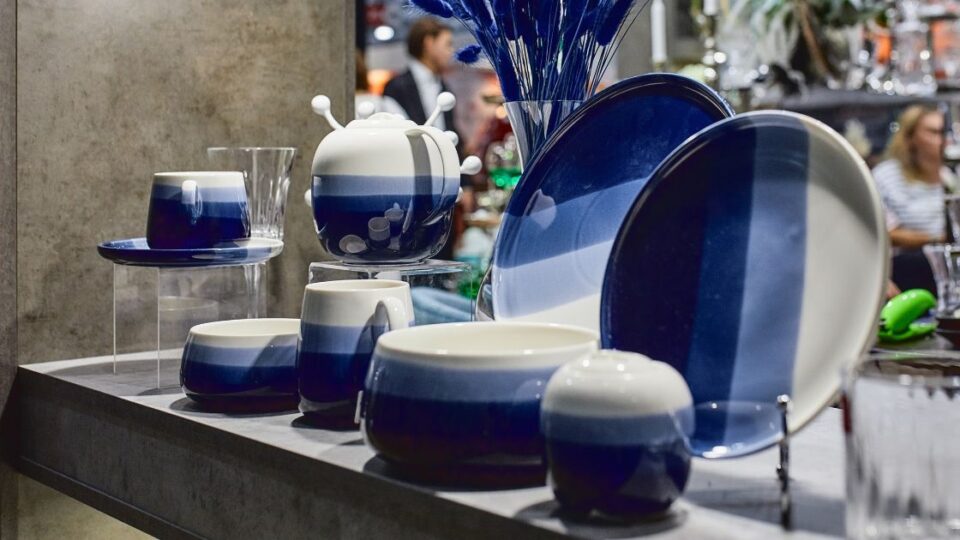 juego de vajilla azul y blanca de ceramica- espacio creativo