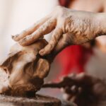 una persona haciendo una figura de barro- espacio creativo
