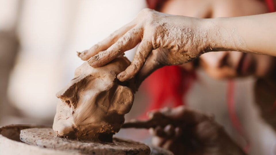 una persona haciendo una figura de barro- espacio creativo