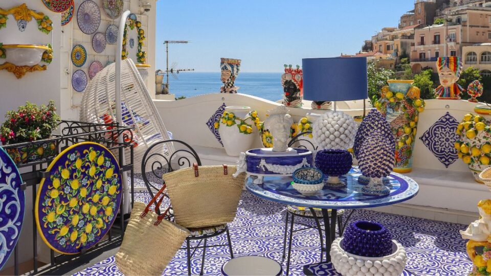 una terrazas con platos y jarrones de ceramica- espacio creativo